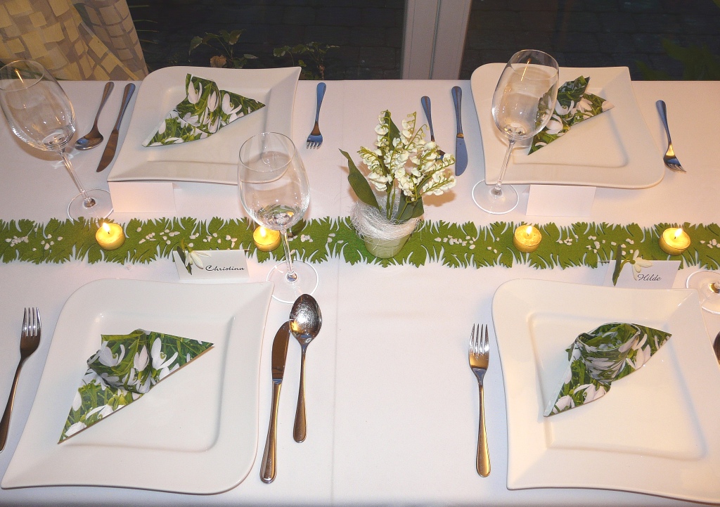 Mustertisch 3 in GRÜN von Tischdeko-online - mit grünem Band und Kerzen. Tischdekoration zur Hochzeit und Ihre private Party.